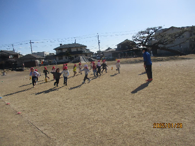 サッカーを楽しむ園児