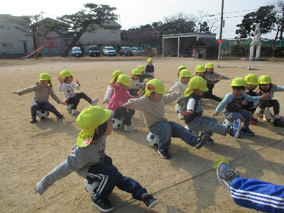 サッカーボールで遊ぶ園児