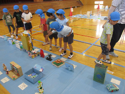 尾上小学校の作品展を見学する園児