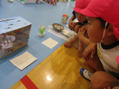 小学生の作品を見る園児
