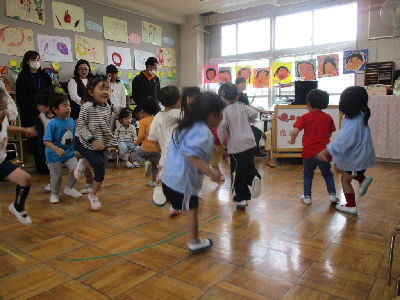 律動をする園児