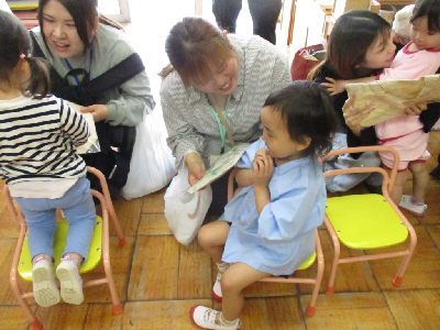 母の日のプレゼントを渡す園児