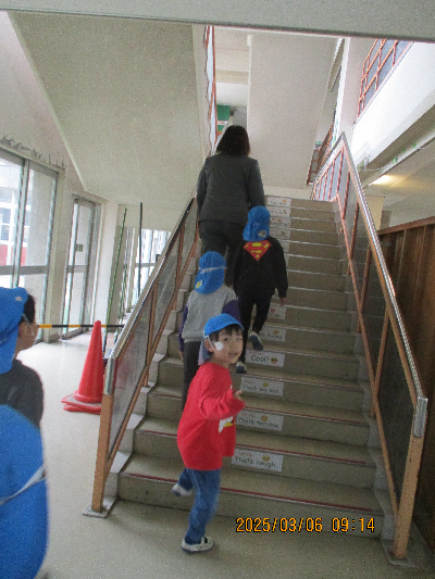 小学校を案内してもらう年長児