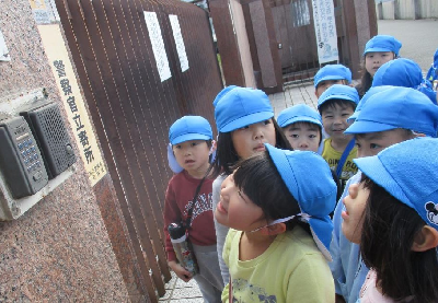 若宮小学校へ到着した年長児