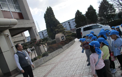 校長先生とあいさつをする年長児