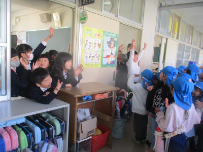 小学校探検をする年長児