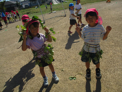 ツルでおしゃれをする園児