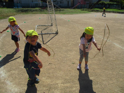 ツルで縄跳びをする園児