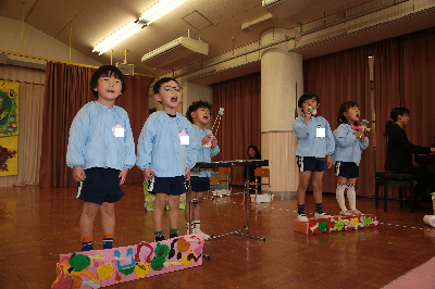 生活発表会に楽しく参加する年中児