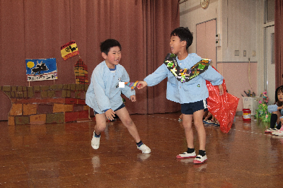 闘牛ごっこをする年長児