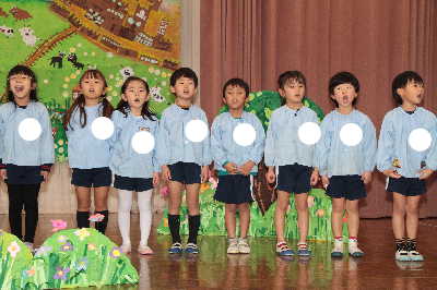 生活発表会で歌をうたう年長児