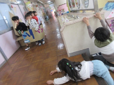 カエルとザリガニになって遊ぶ年中児
