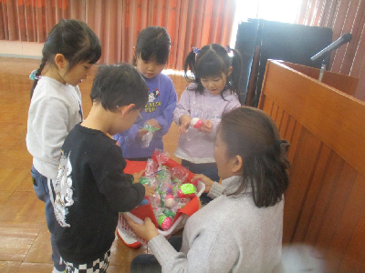 おとしだまをもらう園児
