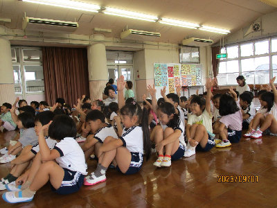始業式で話を聞く園児