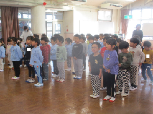 始業式に参加する園児