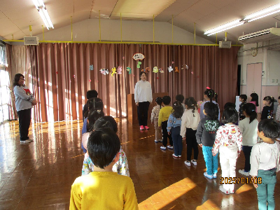始業式に参加する園児
