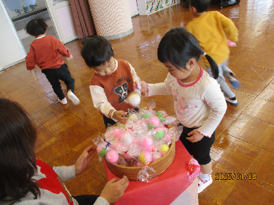 園長先生からお年玉をもらう園児