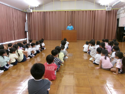 始業式に参加する園児