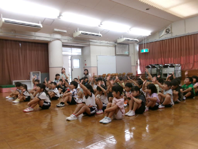 始業式で手を挙げる園児