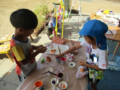 いろいろな素材を使ってお菓子作りをする年長児