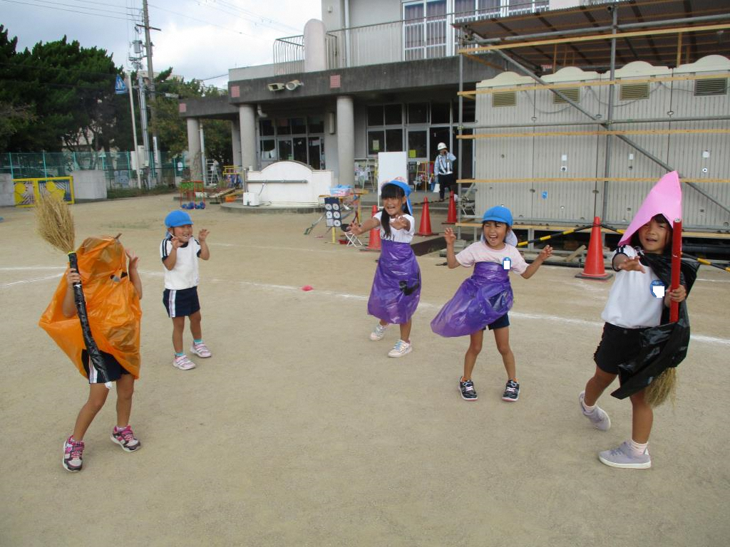ハロウィンダンスを踊る年長児