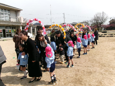 アーチをくぐって退場する卒園児