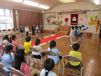卒園式のリハーサルをする園児