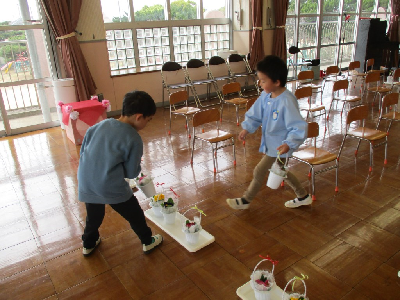 卒園式場を準備する年長児