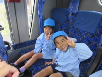 バスに乗って遠足に行く園児