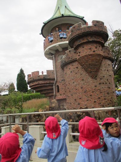 ラプンツェルみたいな塔にのぼる園児