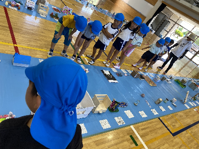 小学校の作品展に行く園児