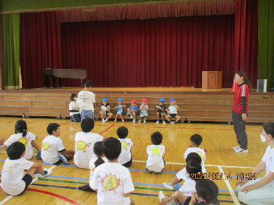 小学生と交流する園児