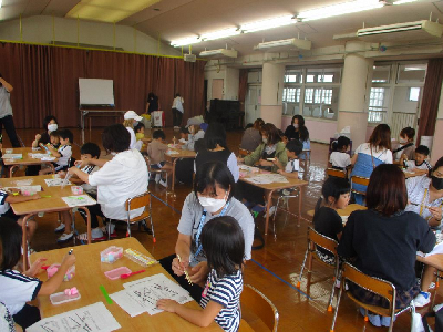お箸の使い方を保護者と一緒に覚える年中児