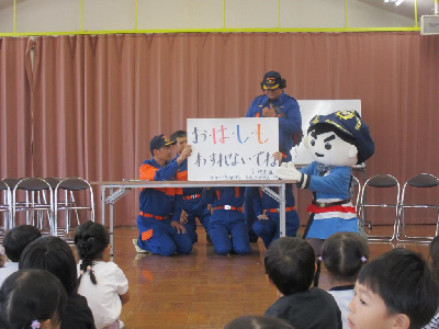 紙芝居を見る園児
