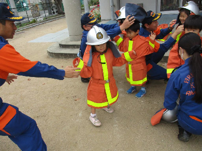 消防服を着させてもらう園児