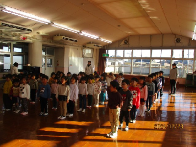 終業式に参加する園児