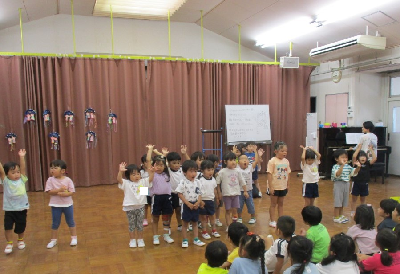 きらきらぼしのダンスをする年少児