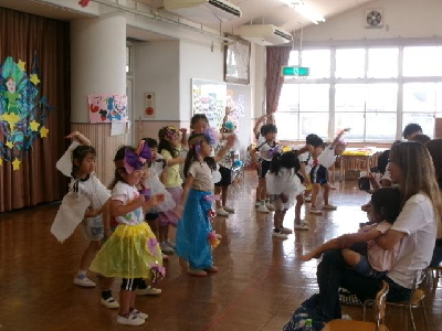 ダンスを披露する園児