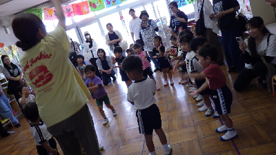 アヒルのダンスを踊る園児