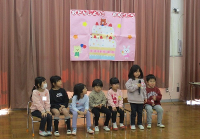 質問に答える園児