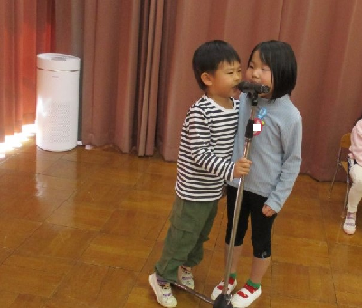 誕生会の司会をする年中児