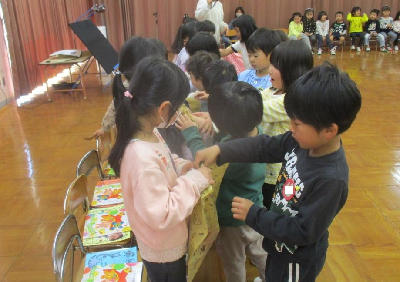 誕生日プレゼントをもらう園児