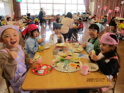 サンドイッチを食べる園児
