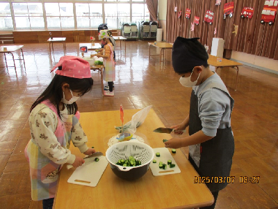 サンドイッチの具材を切る園児