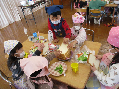 アフターヌーンティーパーティーをする園児