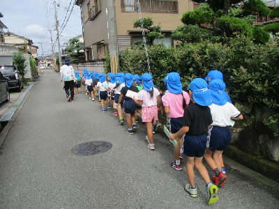 郵便局へ向かう年長児