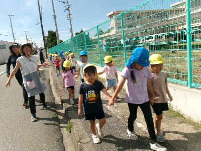 手をつないで郵便局へ行く園児