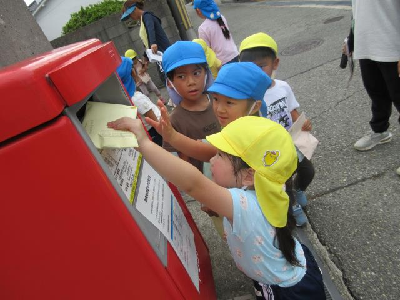 ポストに手紙を入れる園児