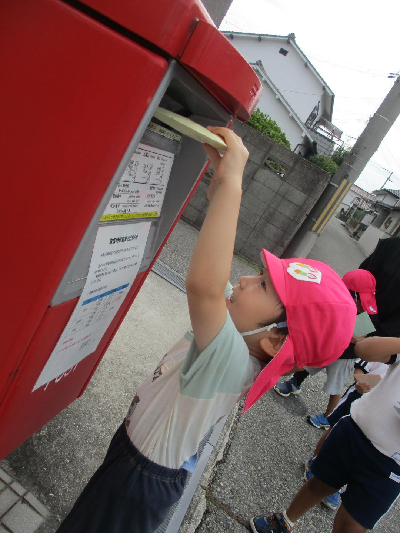 ポストに手紙を入れる園児