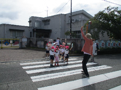 郵便局へ向かう年中児